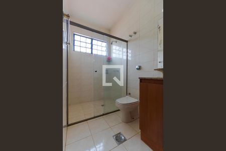 Casa à venda com 432m², 4 quartos e 4 vagas Casa à venda com 432m², 4 quartos e 4 vagasBanheiro da Suíte 01