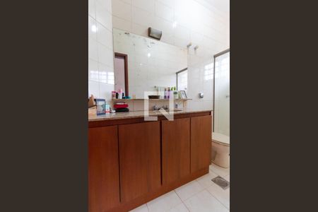 Casa à venda com 432m², 4 quartos e 4 vagas Casa à venda com 432m², 4 quartos e 4 vagasBanheiro da Suíte 03