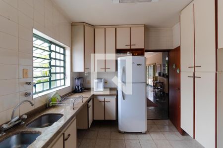 Casa à venda com 432m², 4 quartos e 4 vagas Casa à venda com 432m², 4 quartos e 4 vagasCozinha