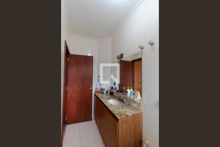 Casa à venda com 432m², 4 quartos e 4 vagas Casa à venda com 432m², 4 quartos e 4 vagasBanheiro da Suíte 03