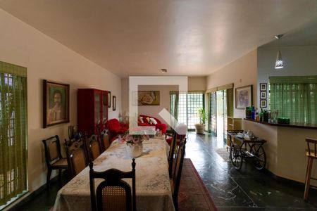 Casa à venda com 432m², 4 quartos e 4 vagas Casa à venda com 432m², 4 quartos e 4 vagasSalas