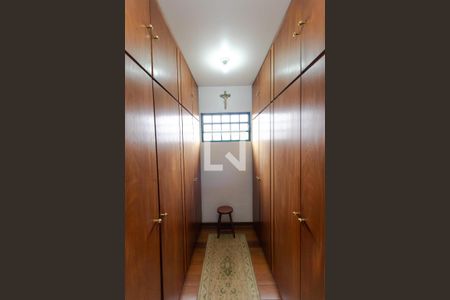 Casa à venda com 432m², 4 quartos e 4 vagas Casa à venda com 432m², 4 quartos e 4 vagasCloset da Suíte 02