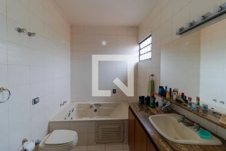 Casa à venda com 432m², 4 quartos e 4 vagas Casa à venda com 432m², 4 quartos e 4 vagasBanheiro da Suíte 02