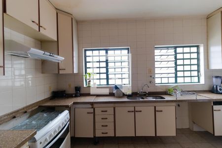 Casa à venda com 432m², 4 quartos e 4 vagas Casa à venda com 432m², 4 quartos e 4 vagasCozinha