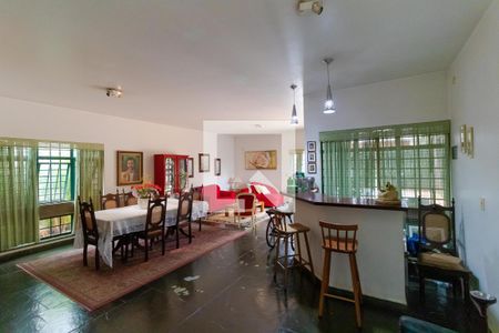 Casa à venda com 432m², 4 quartos e 4 vagas Casa à venda com 432m², 4 quartos e 4 vagasSalas