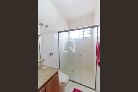 Casa à venda com 432m², 4 quartos e 4 vagas Casa à venda com 432m², 4 quartos e 4 vagasBanheiro da Suíte 04