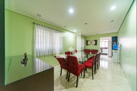 Casa à venda com 302m², 4 quartos e 2 vagas Casa à venda com 302m², 4 quartos e 2 vagasSala de Jantar