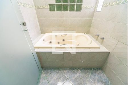 Casa à venda com 302m², 4 quartos e 2 vagas Casa à venda com 302m², 4 quartos e 2 vagasBanheira