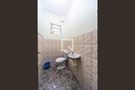 Casa à venda com 302m², 4 quartos e 2 vagas Casa à venda com 302m², 4 quartos e 2 vagasBanheiro de Serviço