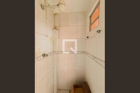 Banheiro de Serviço de casa de condomínio para alugar com 2 quartos, 46m² em Enseada, Guarujá