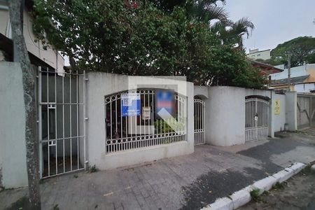 Casa à venda com 250m², 5 quartos e 4 vagas Casa à venda com 250m², 5 quartos e 4 vagasFachada