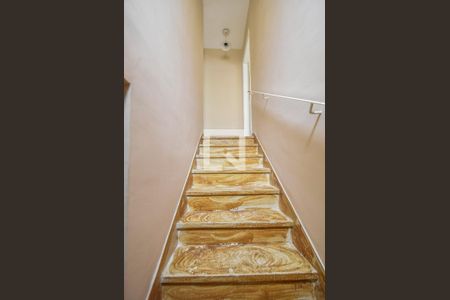 Escada  de casa para alugar com 2 quartos, 100m² em Jardim Aeroporto, São Paulo