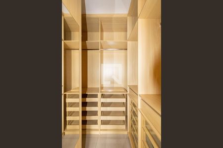 Closet do Quarto 1 de casa para alugar com 4 quartos, 130m² em Jardim Santa Cecília, Guarulhos