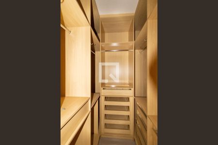 Closet do Quarto 1 de casa para alugar com 4 quartos, 130m² em Jardim Santa Cecília, Guarulhos