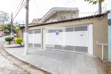 Casa à venda com 420m², 3 quartos e 3 vagas Casa à venda com 420m², 3 quartos e 3 vagasFachada