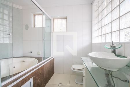 Casa à venda com 420m², 3 quartos e 3 vagas Casa à venda com 420m², 3 quartos e 3 vagasBanheiro da Suíte 1
