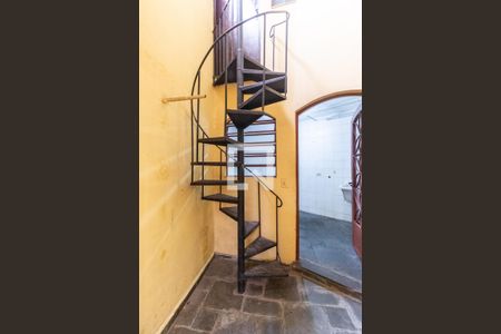 Casa para alugar com 220m², 3 quartos e 3 vagasEscada