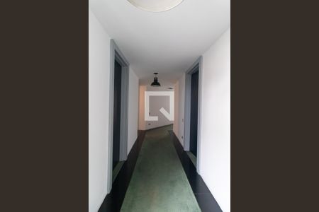 Casa à venda com 700m², 4 quartos e 4 vagas Casa à venda com 700m², 4 quartos e 4 vagasCorredor