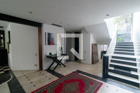 Casa à venda com 700m², 4 quartos e 4 vagas Casa à venda com 700m², 4 quartos e 4 vagasHall social