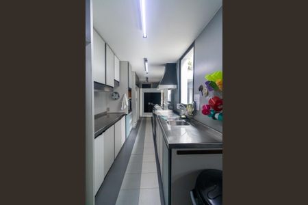 Casa à venda com 700m², 4 quartos e 4 vagas Casa à venda com 700m², 4 quartos e 4 vagasCozinha