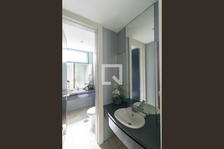 Casa à venda com 700m², 4 quartos e 4 vagas Casa à venda com 700m², 4 quartos e 4 vagasLavabo