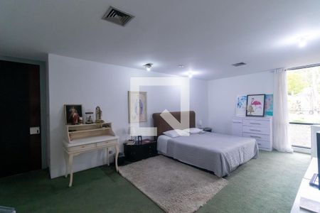 Casa à venda com 700m², 4 quartos e 4 vagas Casa à venda com 700m², 4 quartos e 4 vagasSuíte