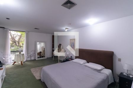 Casa à venda com 700m², 4 quartos e 4 vagas Casa à venda com 700m², 4 quartos e 4 vagasSuíte