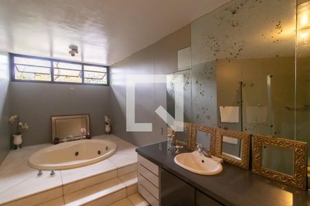 Casa à venda com 700m², 4 quartos e 4 vagas Casa à venda com 700m², 4 quartos e 4 vagasBanheiro da Suíte