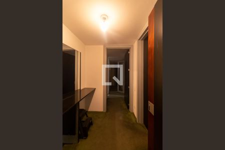 Casa à venda com 700m², 4 quartos e 4 vagas Casa à venda com 700m², 4 quartos e 4 vagasCorredor