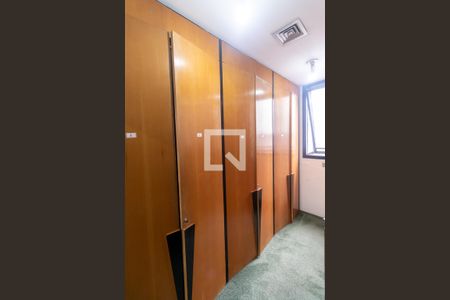 Casa à venda com 700m², 4 quartos e 4 vagas Casa à venda com 700m², 4 quartos e 4 vagasCloset 1