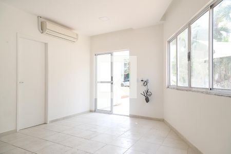 Sala de casa para alugar com 1 quarto, 50m² em Vargem Grande, Rio de Janeiro