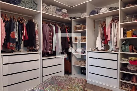 Casa à venda com 1000m², 4 quartos e 3 vagasCloset da suíte 2