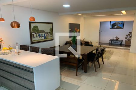 Casa à venda com 625m², 5 quartos e 2 vagas Casa à venda com 625m², 5 quartos e 2 vagasSala