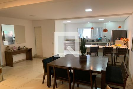 Casa à venda com 625m², 5 quartos e 2 vagas Casa à venda com 625m², 5 quartos e 2 vagasSala