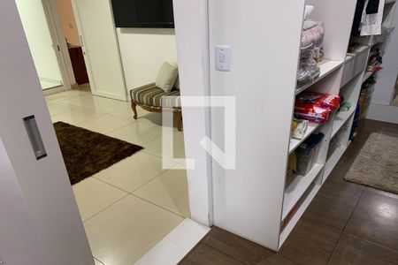 Casa à venda com 625m², 5 quartos e 2 vagas Casa à venda com 625m², 5 quartos e 2 vagasCloset