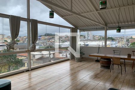 Casa à venda com 625m², 5 quartos e 2 vagas Casa à venda com 625m², 5 quartos e 2 vagasTerraço