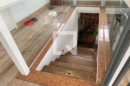 Casa à venda com 625m², 5 quartos e 2 vagas Casa à venda com 625m², 5 quartos e 2 vagasEscada