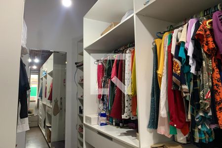 Casa à venda com 625m², 5 quartos e 2 vagas Casa à venda com 625m², 5 quartos e 2 vagasCloset