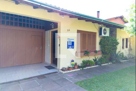 Casa à venda com 140m², 3 quartos e 2 vagas Casa à venda com 140m², 3 quartos e 2 vagasFachada