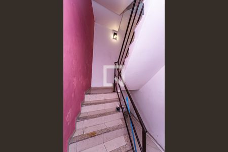 Casa à venda com 200m², 3 quartos e 4 vagas Casa à venda com 200m², 3 quartos e 4 vagasEscada