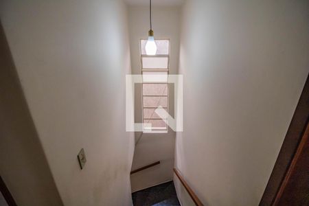 Casa para alugar com 120m², 2 quartos e 2 vagas Casa para alugar com 120m², 2 quartos e 2 vagasEscada