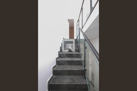 Casa à venda com 107m², 2 quartos e 1 vaga Casa à venda com 107m², 2 quartos e 1 vagaEscada