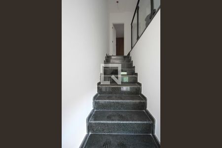 Casa à venda com 107m², 2 quartos e 1 vaga Casa à venda com 107m², 2 quartos e 1 vagaEscada