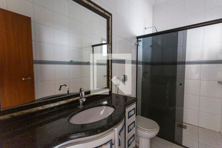 Casa para alugar com 280m², 4 quartos e 3 vagas Casa para alugar com 280m², 4 quartos e 3 vagasBanheiro da Suite 2