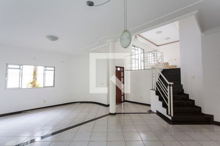 Casa para alugar com 280m², 4 quartos e 3 vagas Casa para alugar com 280m², 4 quartos e 3 vagasSala
