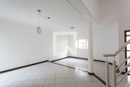 Casa para alugar com 280m², 4 quartos e 3 vagas Casa para alugar com 280m², 4 quartos e 3 vagasSala