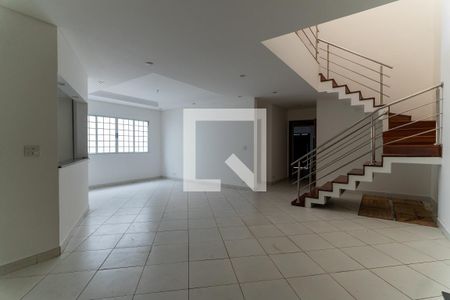 Sala de casa para alugar com 6 quartos, 350m² em Vila Bertioga, São Paulo