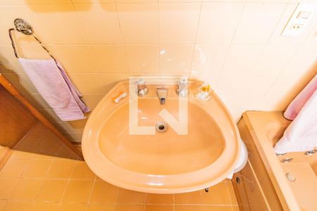 Casa à venda com 220m², 3 quartos e 3 vagasBanheiro da Suíte 1