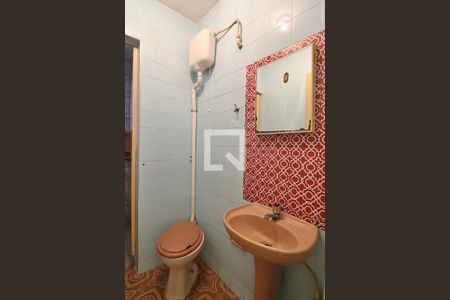 Casa à venda com 196m², 4 quartos e 5 vagasCasa Fundo - Banheiro