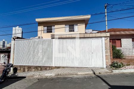 Casa à venda com 210m², 3 quartos e 3 vagas Casa à venda com 210m², 3 quartos e 3 vagasFachada